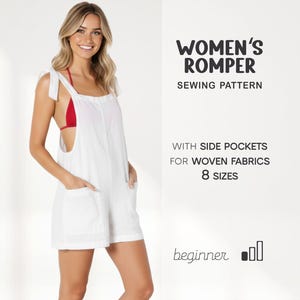 Può includere: È mostrato un romper bianco con tasche laterali. Il romper ha spalline annodate e viene indossato sopra un top rosso. Il testo a destra dice "WOMEN'S ROMPER SEWING PATTERN" e "WITH SIDE POCKETS FOR WOVEN FABRICS 8 SIZES".