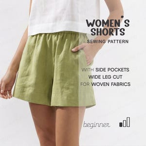 Può includere: Pantaloncini verde oliva con tasche laterali e gamba larga, parte di un modello di cucito per tessuti. Il testo sull'immagine dice "WOMEN'S SHORTS SEWING PATTERN".