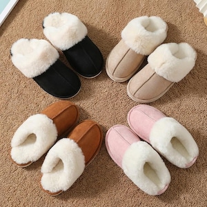 Peut inclure: Diverses pantoufles confortables, disponibles en noir, beige, marron et rose. Chaque pantoufle est orn&eacute;e d'une bordure en fausse fourrure cr&egrave;me. Id&eacute;ales pour l'int&eacute;rieur, elles offrent chaleur et d&eacute;tente.