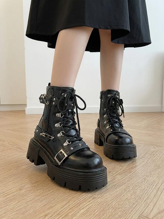 Women’s Punk Platform Combat Boots, Chunky Lace-Up Buckle Ankle Boots with Studded Goth Biker Style, Motorcycle Thick Sole Ladies Boots