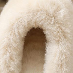 Peut inclure: Gros plan sur une mati&egrave;re cr&egrave;me et duveteuse, peut-&ecirc;tre de la fausse fourrure. La texture est dense et douce, avec un l&eacute;ger &eacute;clat. Le mat&eacute;riau est pli&eacute;, r&eacute;v&eacute;lant un int&eacute;rieur plus profond et ombrag&eacute;.