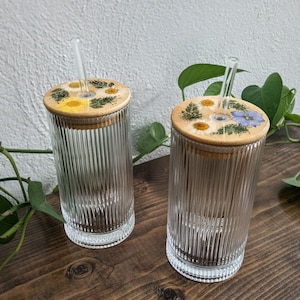 Vaso de café helado personalizado con diseño de flores prensadas, de vidrio con tapa y pajita, 473 ml (16 oz).