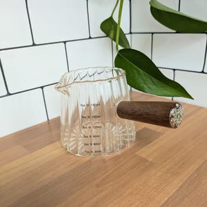 Taza de espresso de vidrio artesanal con asa de madera: Flor prensada para el Día de la Madre