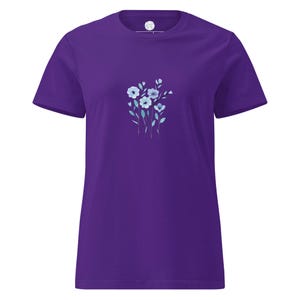 Women&#39;s t-shirt with dainty blue flowers