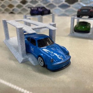 Four Post Car Lift 1/64 Scale / Perfect for Dioramas and Garage Displays / Realistic 1/64 Car Lift for Model Collections, 3D Printed