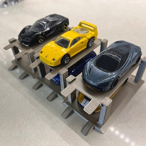 4ポストカーリフト1/64スケール/ジオラマやガレージディスプレイに最適/模型コレクションに最適なリアルな1/64カーリフト