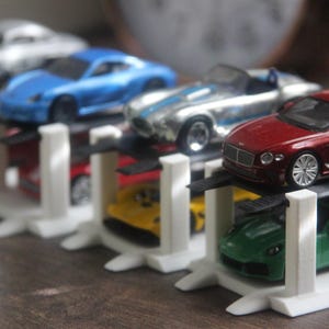 Vier-Post-Auto-Lift 1/64 Maßstab / Für Dioramen Display 1/64 Weiß und Schwarz Design