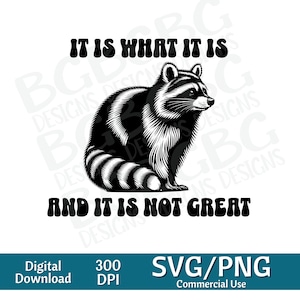 Könnte beinhalten: Schwarz-weiße Illustration eines Waschbären mit dem Text "IT IS WHAT IT IS" oben und "AND IT IS NOT GREAT" unten. Das Bild enthält auch "Digitaler Download", "300 DPI" und "SVG/PNG Commercial Use".