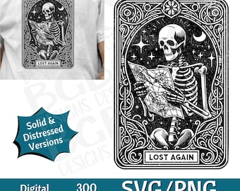 Könnte beinhalten: Schwarzweiß-Illustration eines Skeletts, das eine Karte mit dem Text "Lost Again" in einem dekorativen Rahmen hält.