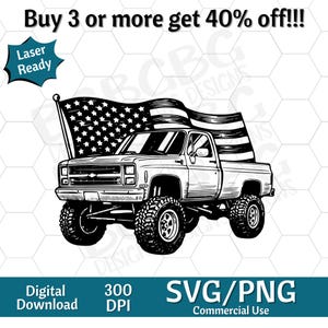 以下が含まれることがあります： アメリカ国旗を背景にした、ピックアップトラックの白黒イラストです。「Buy 3 or more get 40% off!!!」、「Laser Ready」、「Digital Download」、「300 DPI」、「SVG/PNG Commercial Use」の文字が含まれています。