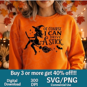 Può includere: Una felpa arancione a girocollo con una grafica nera di una strega su una scopa e il testo OF COURSE I CAN DRIVE A STICK. Il design include piccole stelle e la sagoma di un pipistrello stampati sulla parte anteriore del capo.