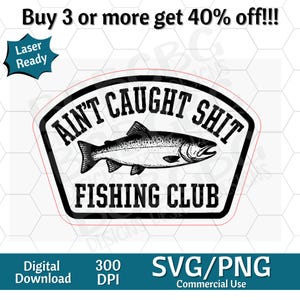 Peut inclure: Un design graphique en noir et blanc représentant une illustration de poisson centrée dans une forme d'insigne. Le texte indique AIN'T CAUGHT SHIT FISHING CLUB en lettres noires grasses. Le design est sur un fond blanc avec un fin contour rouge.