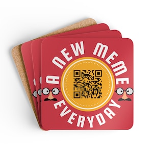 Op de afbeelding: Een stapel vierkante onderzetters met een rode achtergrond en de tekst "A NEW MEME EVERYDAY" in het wit. Het midden van de onderzetter heeft een gele cirkel met een QR-code en een cartoongezicht met een bril en een snor.
