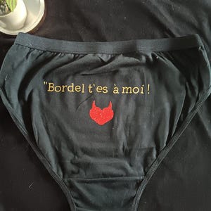 Peut inclure: Ensemble de trois mugs en céramique avec une finition mate et mouchetée. Les mugs sont de couleur crème, gris clair et gris foncé. Chaque mug présente un design simple et minimaliste.