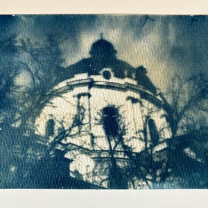 Original Cyanotypie Postkarte aus der analogen Fotografie. Analoger Druck. Blauer Druck. Goth Architektur Sun Druck