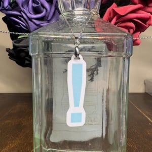 Ketting met blauw uitroepteken - Metal Gear Solid Jewellery