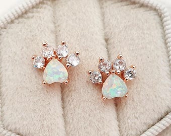 Paw Love • Super urocze kolczyki w kształcie łapki • Diamenty opalowe i cyrkoniowe • Piękne kolczyki w kształcie różowego złota z motywem łapki zwierzaka • Idealny prezent dla miłośników zwierząt