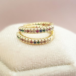 2 STÜCK - Doppel Regenbogen Gold Huggie Ohrringe • Mehrfarbige CZ Edelsteine Creolen • Winzige bunte vergoldete Creolen • Zierliche Ohrringe Geschenk für Sie