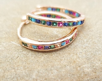 2 PCS - Boucles d'oreilles Huggie en or arc-en-ciel • Créoles en zircone cubique colorée • Créoles en or minimalistes • Petites boucles d'oreilles arc-en-ciel, cadeau pour elle