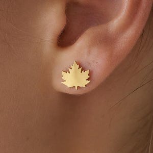 Ahornblatt Ohrstecker • Gold Herbst Blätter Ohrringe • Hübsches Geschenk für Sie • Skurril Schmuck • Echt 18K vergoldet