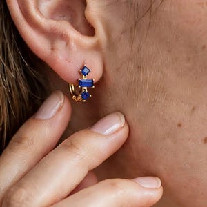 Goldene Saphir-Creolen mit Zirkonia • Nacht in Bali • Minimalistischer Schmuck • Elegant und zeitlos • Das perfekte, süße Geschenk für Sie