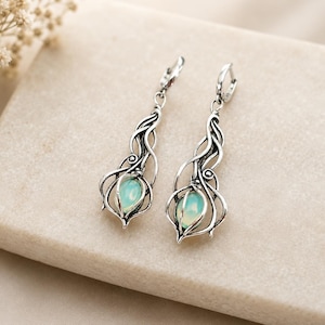 Pendientes colgantes de cristal azul élfico • Dama del Lago • Joyería de hadas celtas • Baño de plata • Joyería medieval renacentista • Regalo de fantasía