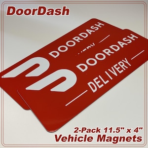 Puede incluir: Dos imanes rectangulares rojos para vehículos con texto y logotipo blancos. Los imanes dicen "DoorDash" y "Delivery". Cada imán mide 29,2 cm x 10,2 cm. El producto es un paquete de 2 imanes para vehículos.