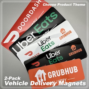 Peut inclure: Plusieurs aimants de livraison pour véhicules avec les logos DoorDash, Uber Eats et Grubhub. Les aimants sont rectangulaires et de couleurs variées : rouge, noir, blanc et orange. Le texte sur les aimants indique "2-Pack Vehicle Delivery Magnets."