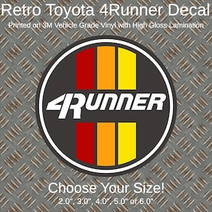 Pode incluir: Autocolante retro Toyota 4Runner com um design circular. O autocolante apresenta um fundo preto com uma borda branca e a palavra "4Runner" em branco. O design inclui listras verticais em vermelho, laranja e amarelo. O texto "Choose Your Size!" também está incluído.