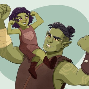 Könnte beinhalten: Ein grünhäutiger Orc mit einem schwarzen und braunen geflochtenen Dutt im Haar beugt seinen Bizeps. Ein kleines grünhäutiges Mädchen mit lila Haaren sitzt auf der Schulter des Orcs und beugt seinen Bizeps. Der Orc trägt ein braunes Hemd und ein braunes Lederarmband mit weißen Akzenten. Das Mädchen trägt ein braunes Latzkleid mit Blumenmuster.
