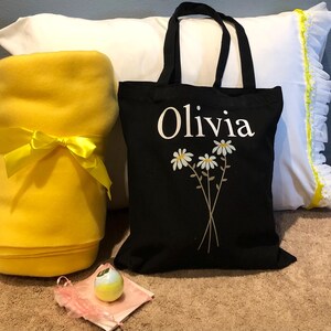 Daisy pigiama party. Daisy sopravvivenza viaggio su strada Daisy va dalla nonna. Biancheria da letto a tema Daisy. Daisy pigiama party. Daisy tote bag cuscino