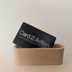Massivholz | Visitekarten Organizer | Büro Accessoire | Geschenk | Personalisierbar |  Gravur | Logo | Business | Laser | Nussbaum | Buche