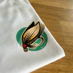 Men&#39;s Classic T-Shirt März Forelle Entworfen von Canda Fliegenfischen Tragen Minimalistischen Oldschool Vintage Style