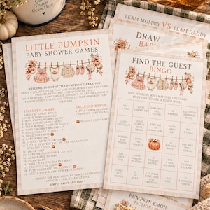 Może przedstawiać: Zestaw drukowanych kart do gier na baby shower z motywem dyni, ozdobionych ilustracjami ubranek dziecięcych na sznurku. Karty zawierają tytuły takie jak Little Pumpkin Baby Shower Games, Find The Guest Bingo oraz Pumpkin Emoji Pictionary.