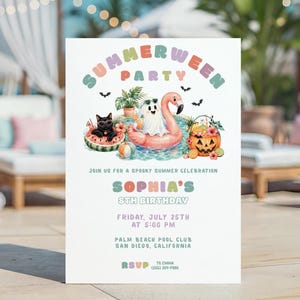 Może przedstawiać: Białe zaproszenie z napisem "SUMMERWEEN PARTY" i szczegółami 8. urodzin Zofii. Karta zawiera ilustracje czarnego kota, ducha i flaminga w basenie, z dynią i nietoperzami.