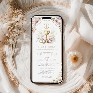 Może przedstawiać: Smartfon wyświetla zaproszenie na Pierwszą Komunię Świętą. Projekt zawiera elementy kwiatowe, złoty kielich i tekst "First Holy Communion" ze szczegółami wydarzenia Judith Lou, w tym datą, godziną i miejscem.