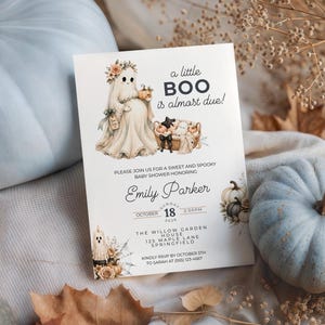 Może przedstawiać: Prostokątne zaproszenie na baby shower z ilustracją ducha w wieńcu kwiatowym, koszem dyń i napisem 'a little BOO is almost due!' dla Emily Parker, które odbędzie się w niedzielę 18 października 2026 roku.