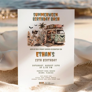 Może przedstawiać: Biała karta zaproszenia z tekstem "Summerween Birthday Bash" i "Ethan's 13th Birthday". Karta przedstawia szkielet z deską surfingową i zabytkowym vanem. Zaproszenie jest na upiorną letnią uroczystość.