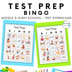 Puede incluir: Dos tarjetas de bingo imprimibles con fondo verde y azul. Las tarjetas presentan un tema de preparación para exámenes con ilustraciones de estudiantes que estudian y se preparan para los exámenes. El texto en las tarjetas dice "Test Prep Bingo".