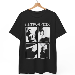 Może przedstawiać: Czarny t-shirt z krótkim rękawem z białym nadrukiem graficznym nazwy zespołu ULTRAVOX stylizowaną czcionką nad czterema kwadratowymi panelami, z których każdy zawiera czarno-biały portret członka zespołu w koszuli i krawacie o wysokim kontraście.
