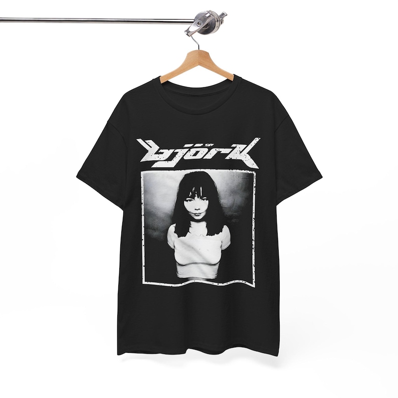 -shirt vintage Björk | Merchandising chanteur rétro des années 90 de l'an 2000 | t-shirt photo noir et blanc | Chemise musique électronique cadeau musicien islandais, S à 5XL image 1