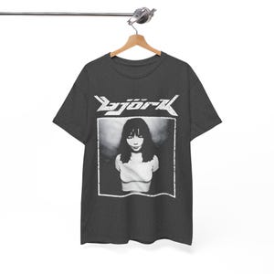 -shirt vintage Björk | Merchandising chanteur rétro des années 90 de l'an 2000 | t-shirt photo noir et blanc | Chemise musique électronique cadeau musicien islandais, S à 5XL image 6