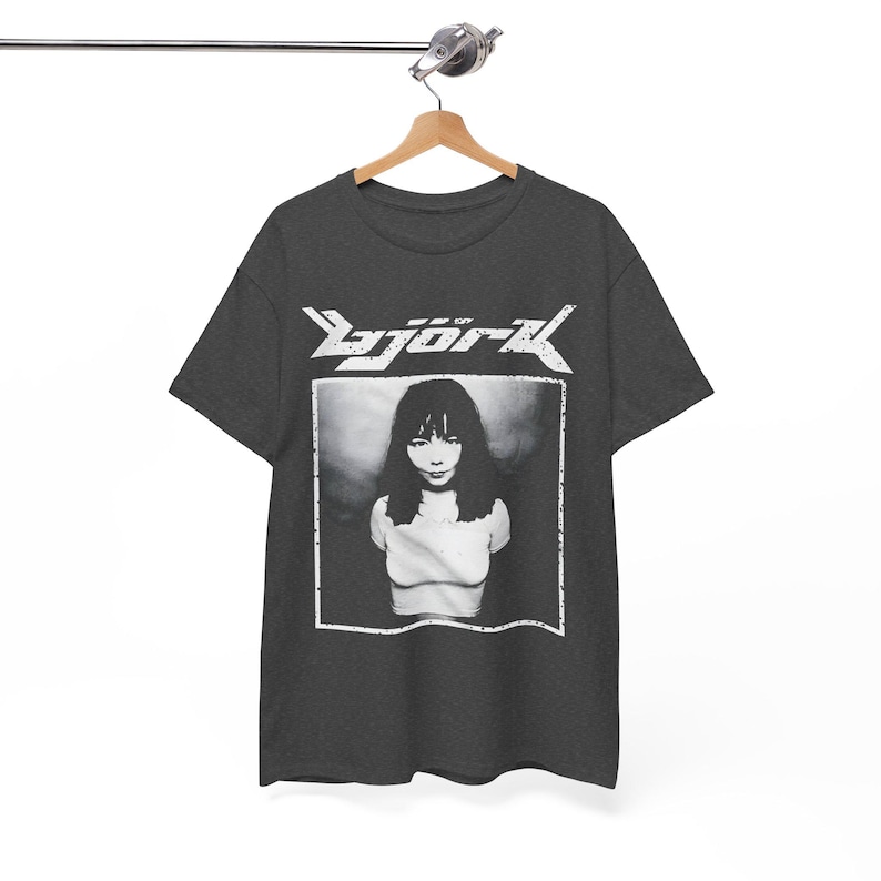 -shirt vintage Björk | Merchandising chanteur rétro des années 90 de l'an 2000 | t-shirt photo noir et blanc | Chemise musique électronique cadeau musicien islandais, S à 5XL image 6