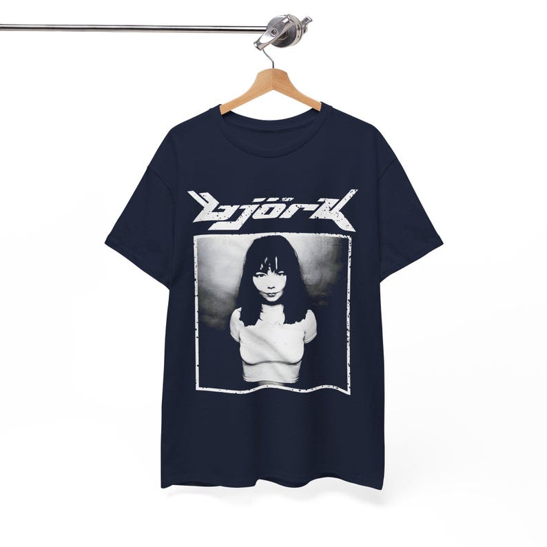 -shirt vintage Björk | Merchandising chanteur rétro des années 90 de l'an 2000 | t-shirt photo noir et blanc | Chemise musique électronique cadeau musicien islandais, S à 5XL image 4