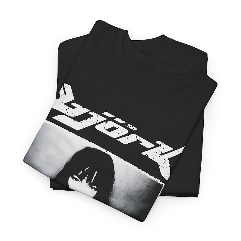-shirt vintage Björk | Merchandising chanteur rétro des années 90 de l'an 2000 | t-shirt photo noir et blanc | Chemise musique électronique cadeau musicien islandais, S à 5XL image 3