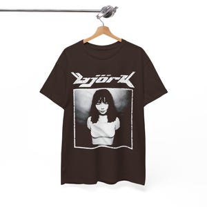-shirt vintage Björk | Merchandising chanteur rétro des années 90 de l'an 2000 | t-shirt photo noir et blanc | Chemise musique électronique cadeau musicien islandais, S à 5XL image 5