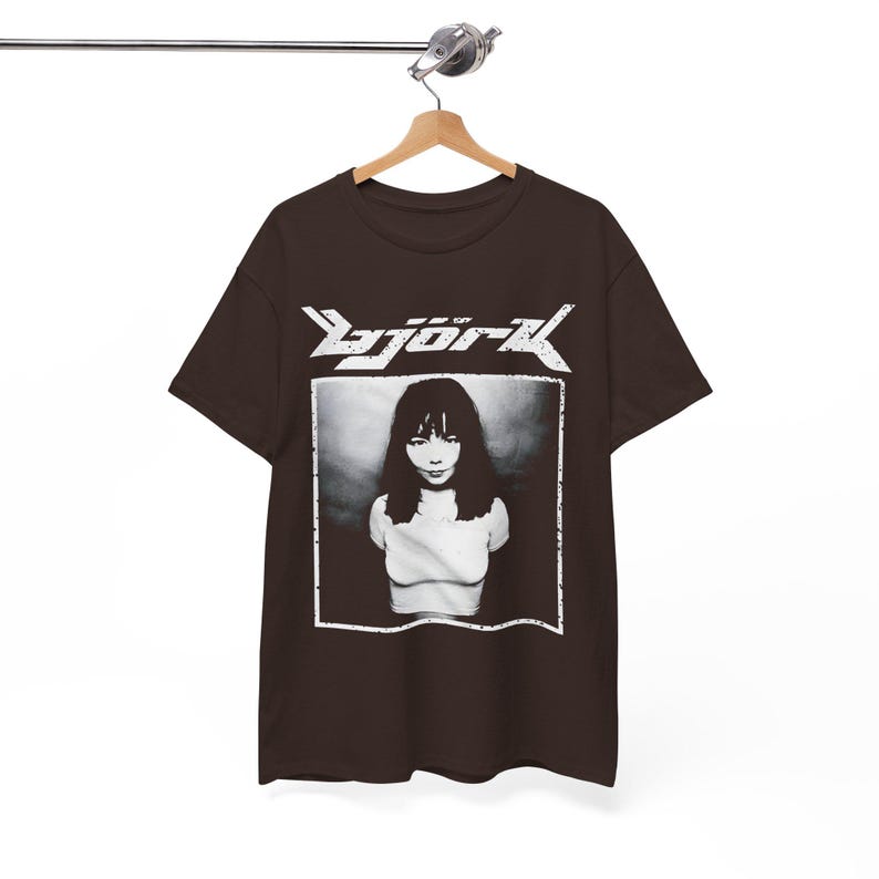 -shirt vintage Björk | Merchandising chanteur rétro des années 90 de l'an 2000 | t-shirt photo noir et blanc | Chemise musique électronique cadeau musicien islandais, S à 5XL image 5