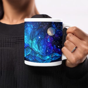 Mok van gebrandschilderd glas: Galaxy Mountain-ontwerp, grote mok van 15 oz, verkleurd