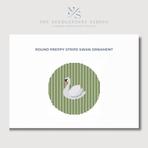 Könnte beinhalten: Runder, gestreifter Schwan-Ornament im Preppy-Stil. Ein weißer Schwan mit rosa Schnabel ist auf einem grün-weiß gestreiften Kreis zentriert. Der Text "ROUND PREPPY STRIPE SWAN ORNAMENT" steht über dem Kreis. Das Logo von The Needlepoint Studio befindet sich oben.