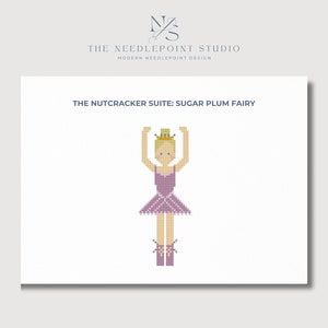 Könnte beinhalten: Ein Pixel-Art-Stickmuster einer Ballerina in einem lila Tutu mit einer goldenen Krone. Das Design trägt den Titel "The Nutcracker Suite: Sugar Plum Fairy".